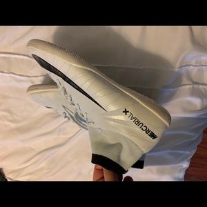 Indoor soccer cleats